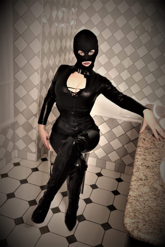 Inanna Justice - Spécialiste des jeux BDSM à Paris